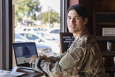 一名UWF学生和退伍军人通过笔记本电脑访问UWF网站.